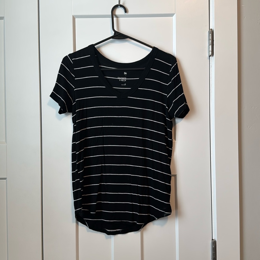 SO favorite v-neck tee. Good condition. Size XS